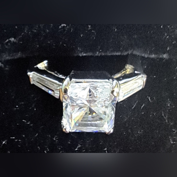 Sterling Silver Cubic Zirconia Ring Size 6 - Picture 7 of 15